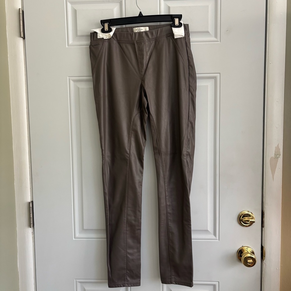 ❤️2/$15 or 3/$21❤️Abercrombie & Fitch Taupe Faux Leather Leggings, Size M - Picture 2 of 10